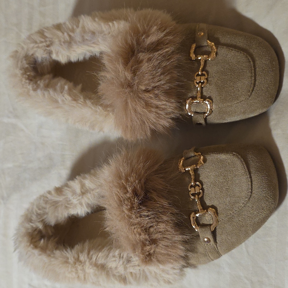 Elegant Fur-Trimmed Loafers